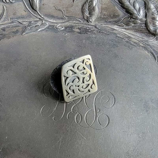 Moderner verzierter quadratischer Ohrstecker