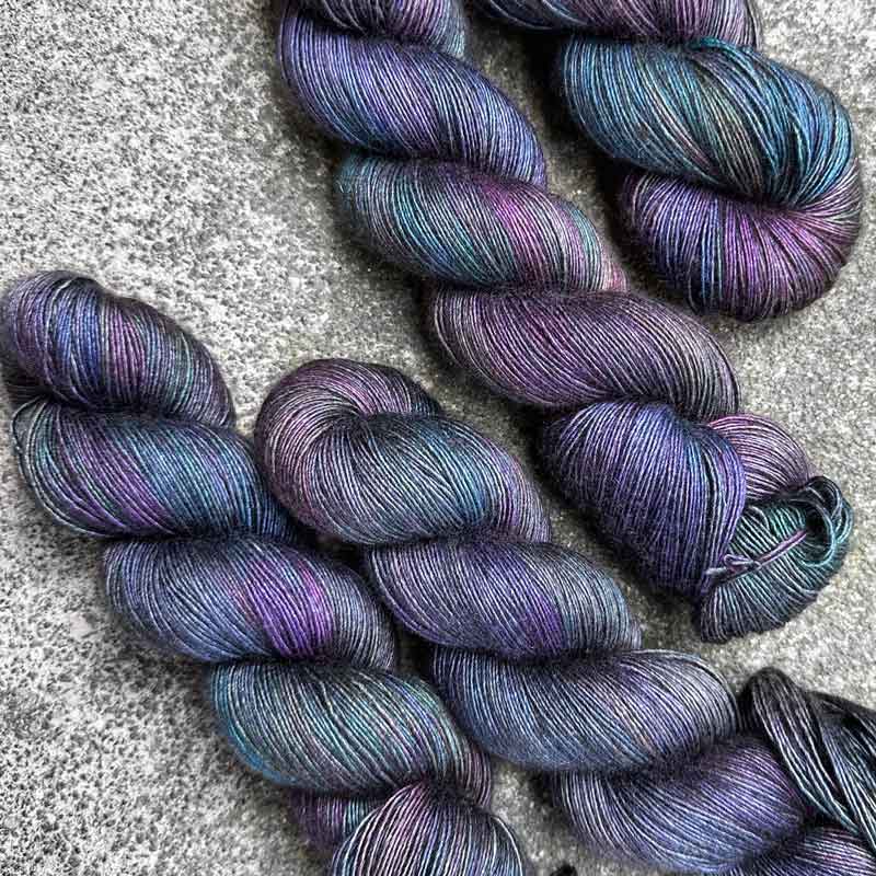 Handbemaltes Garn - Ölteppich