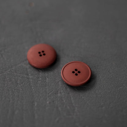 20mm hemp button with 4 holes. Beautiful matte and chalky finish. They are available in the following colours: Black, Brick, Painters Navy, Stanley Tan, Tobacco. Composition: 50-60% Recycled hemp fibres, 15-20% Fillers, 15-20% Technical binders or dyes. Fully washable. Sold individually. Made in Turkey. Depicted here in Brick.