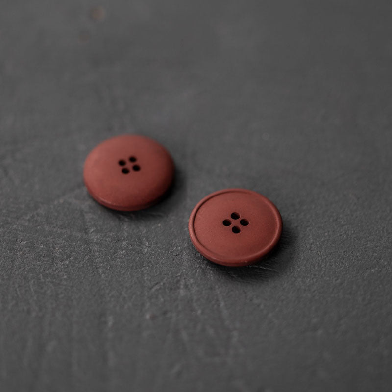 20mm hemp button with 4 holes. Beautiful matte and chalky finish. They are available in the following colours: Black, Brick, Painters Navy, Stanley Tan, Tobacco. Composition: 50-60% Recycled hemp fibres, 15-20% Fillers, 15-20% Technical binders or dyes. Fully washable. Sold individually. Made in Turkey. Depicted here in Brick.