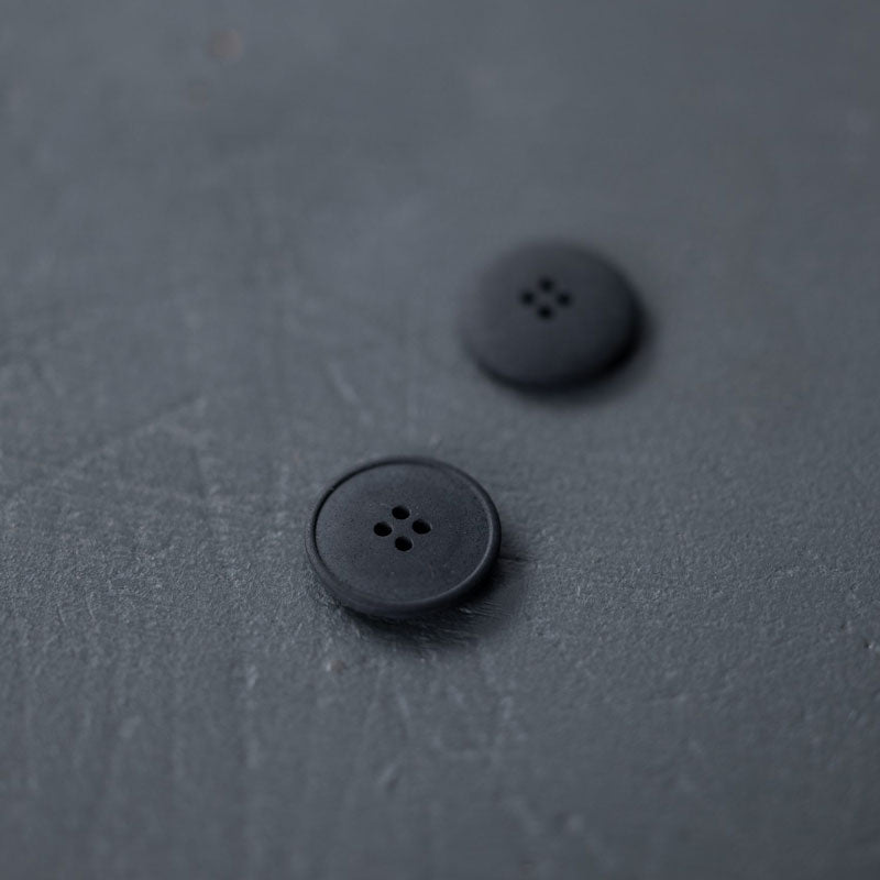 20mm hemp button with 4 holes. Beautiful matte and chalky finish. They are available in the following colours: Black, Brick, Painters Navy, Stanley Tan, Tobacco. Composition: 50-60% Recycled hemp fibres, 15-20% Fillers, 15-20% Technical binders or dyes. Fully washable. Sold individually. Made in Turkey. Depicted here in Painters Navy.