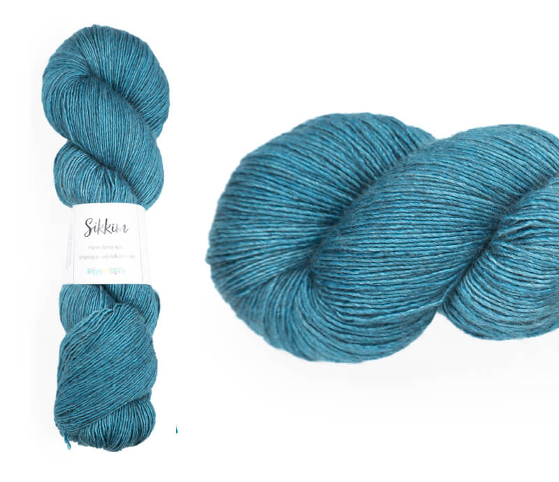 Hand-dyed single spun 15% yak / 20% silk / 65% superwash merino yarn. Colourway: Summer Sky. 4ply. The yak fibre is clearly visible, giving it a slightly heathered look. Very soft and drapes beautifully, so suitable for shawls. It can of course also be used for scarves, hats, baby clothes, or other 4ply knitting.